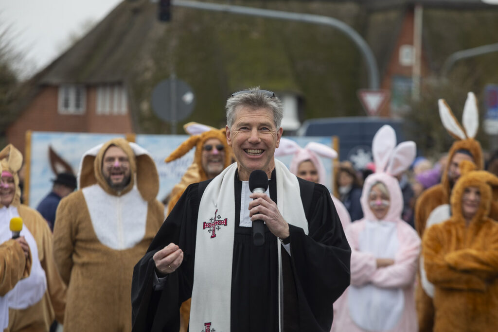 Bester Laune begrüßte Pastor Rainer Chinnow die anwesenden Zuschauer und Teilnehmer in Kampen am Ostersonntag 2024 Foto: Syltexklusiv.com