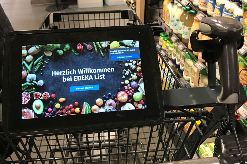 Touchscreen und Scanner immer an Board des Einkaufwagens in Edeka in List auf Sylt