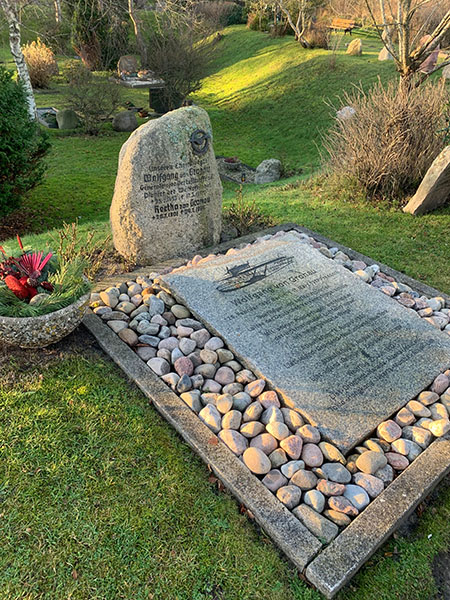 Bis heute erinnern Grabstein und Gedenktafel an den Flugpionier Wolfgang von Gronau.
Foto: DJD/Kurverwaltung List auf Sylt