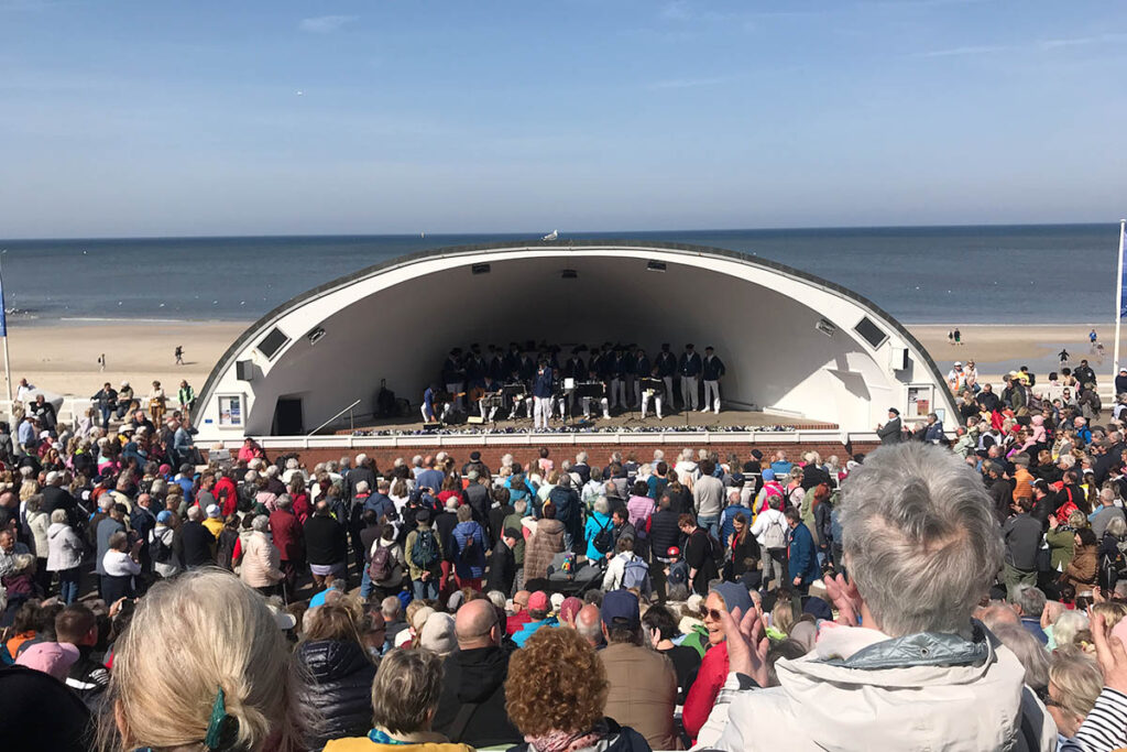 Perfekter Start in die Saison. Der Sylter ChantyChor e.V. in der Musikmuschel, ein seit 1949 betriebenes Amphitheater an Strandpromenade Westerlands Foto: Syltexklusiv