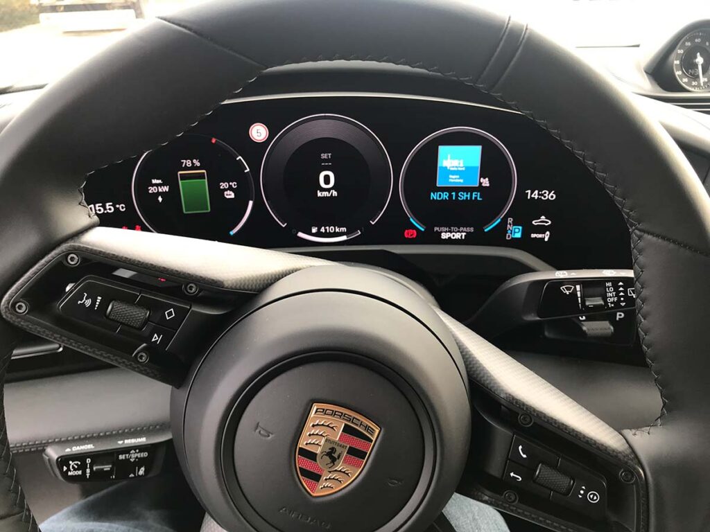 Blick in das  Cockpit des Porsche Taycan 4S Foto syltexklusiv