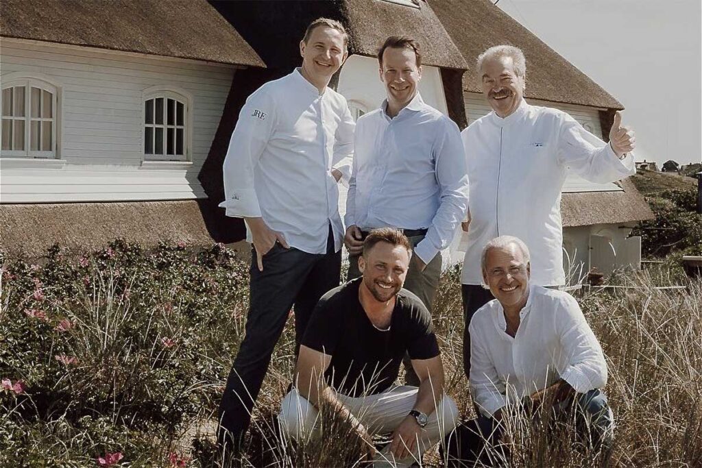 So fantastisch schmeckt Sylt: Jan-Philipp Berner, Christian Siegling, Jörg Müller (hintere Reihe von links), Jan Nissen-Hünding und Holger Bodendorf zeigen die kulinarische Vielfalt der Insel. © Island Food Festival by Holger Bodendorf & Friends