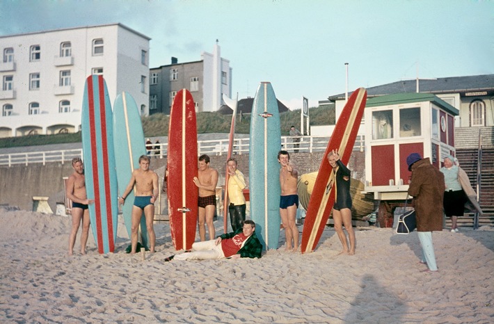 Board-Parade am Westerländer Strand 1966. Im selben Jahr gründete Uwe Behrens den Surf Club Sylt.
© Archiv Behrens