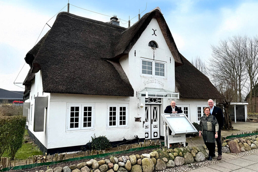 Geschäftsleitung Benen-Diken-Hof Johannes Welker (li.) sowie Claas-Erik und Anja Credit: Loerke PR Kökken