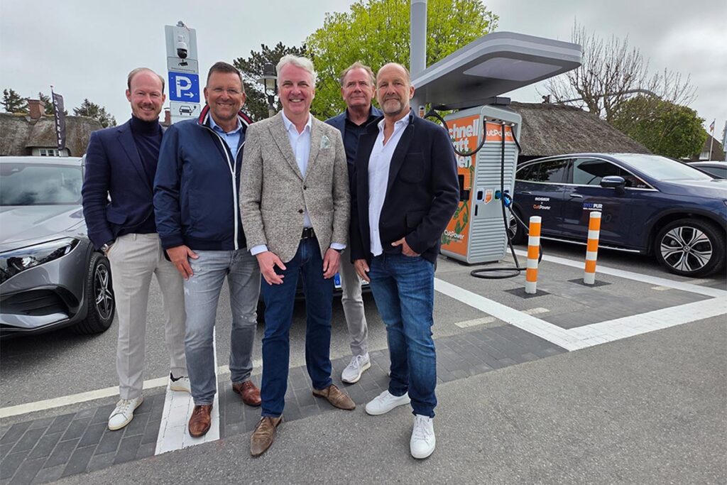 v.l. Gideon Klaerner (Chief Innovation Officer CutPower) Frank Wyrwich (GF Taxi Ruf Sylt), Karl Eberhard Hunke, Thomas Schmieding (Betriebsleiter ROSIER) und Sven Scheppler (stellvertr. Bürgermeister von KampenSylt) laden in kampen