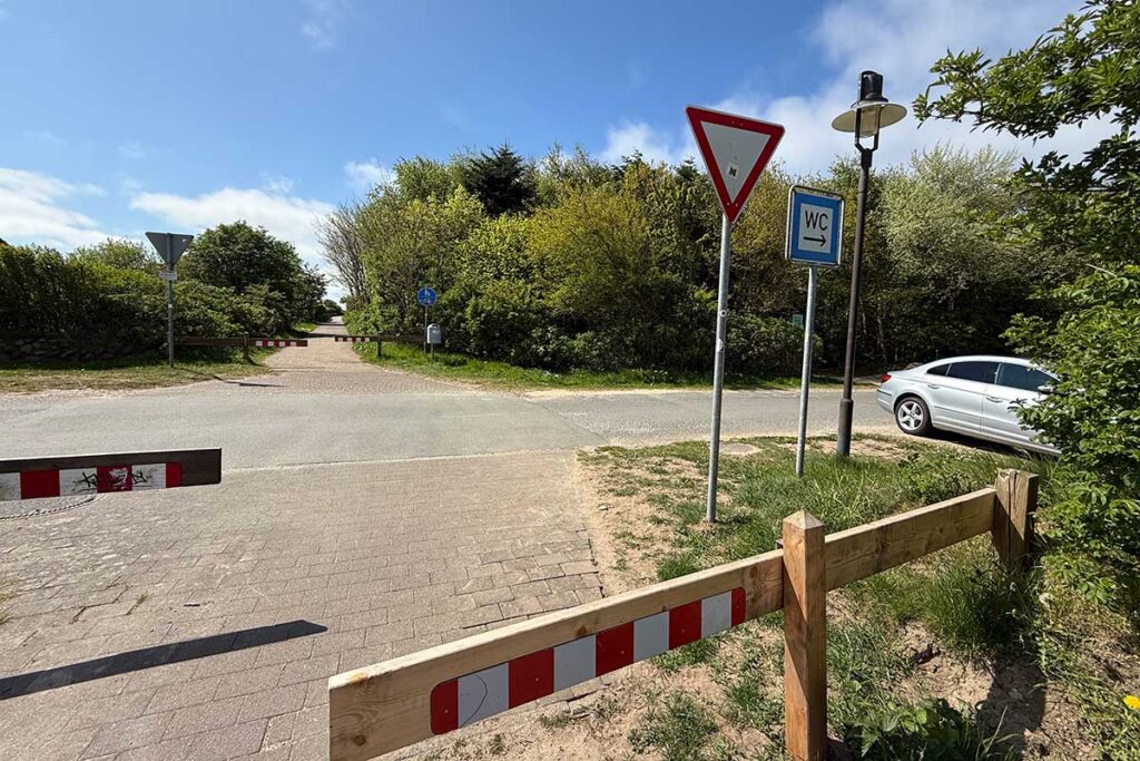 Von Kampen kommend Richtung Wenningstedt biegt ihr hier rechts ab zum Sagenwald