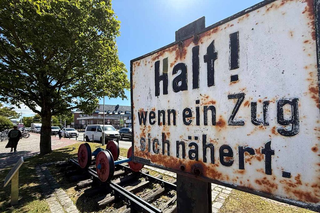 Direkt am Bahnhof von westerland gegenüber der Reisen Reisen findet sich die Erinnerung an die ehemalige Inselbahn