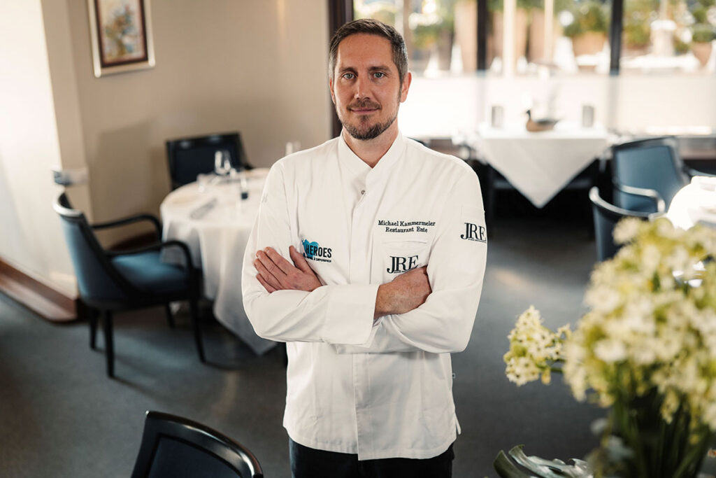 Große Freude über „den Stern“ bei Michael Kammermeier, Küchenchef im Restaurant ENTE im Hotel Nassauer Hof Wiesbaden. Erneut wurde die ENTE als einziges Restaurant der Hessischen Landeshauptstadt mit dem begehrten Michelin-Stern ausgezeichnet.
(© Hotel Nassauer Hof)