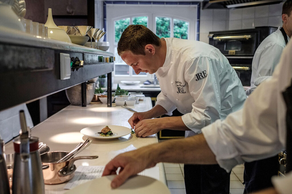Jan-Philipp Bern, Küchenchef und Gastgeber im Söl’ring Hof Sylt, wurde für seine Arbeit, die er mit Kreativität, Herzblut und viel Liebe zum Detail macht, mit zwei Michelin-Sternen belohnt. (© Ydo Sol)