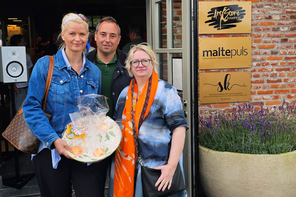 v.l. Christine Arnoldt (FASMAS), Stefan Kny (Verleger SyltExklusiv) und Nina Helmrich-Krüger (SyltKeramik), beim OpenHouse von Tini Richter.