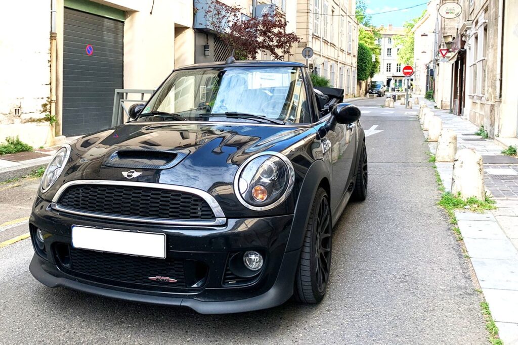 mini cabrio brunnert faehrt